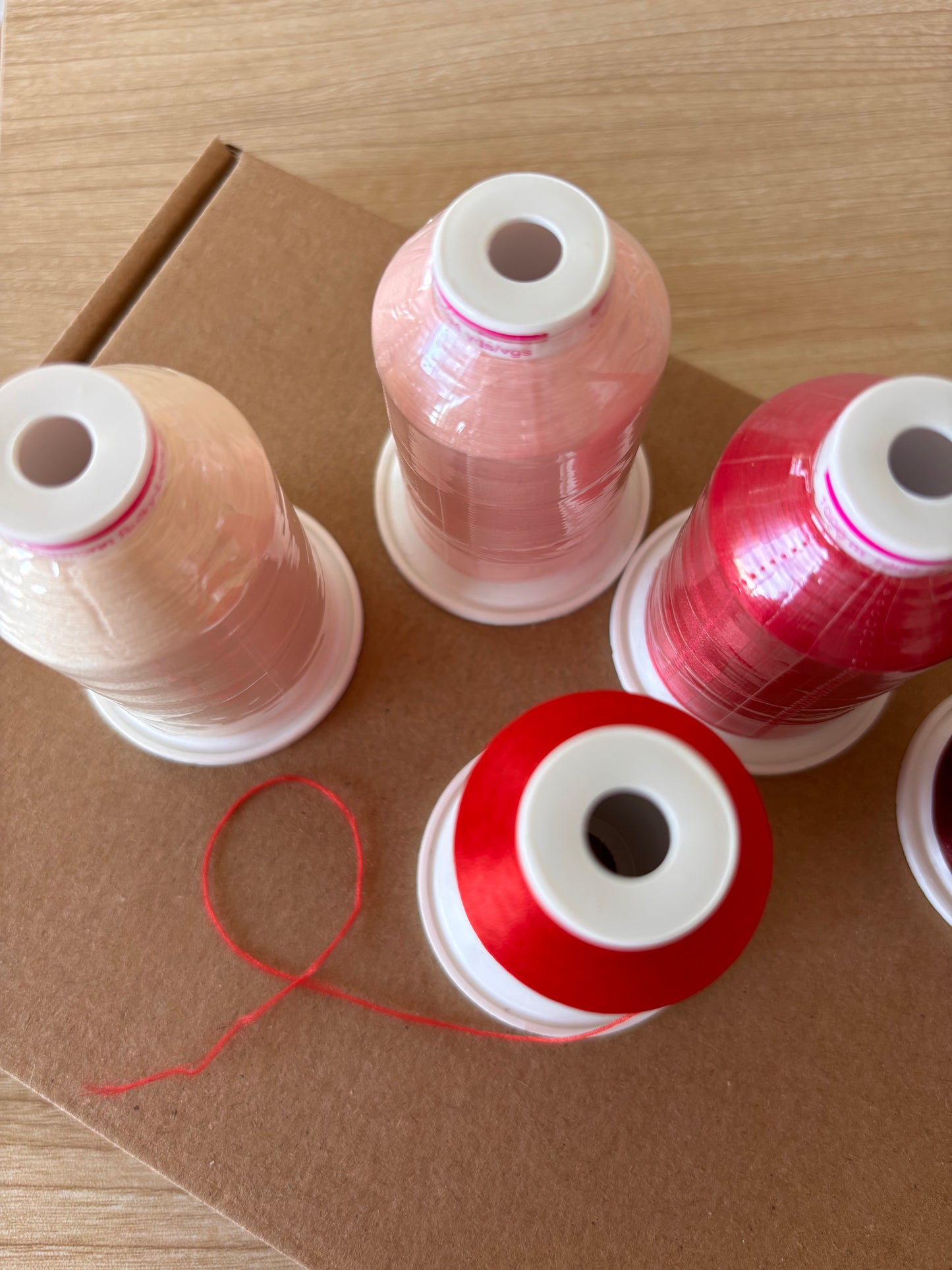 Lot de 4 bobines Gütermann Bulky-Lock 80 - Rose & Rouge