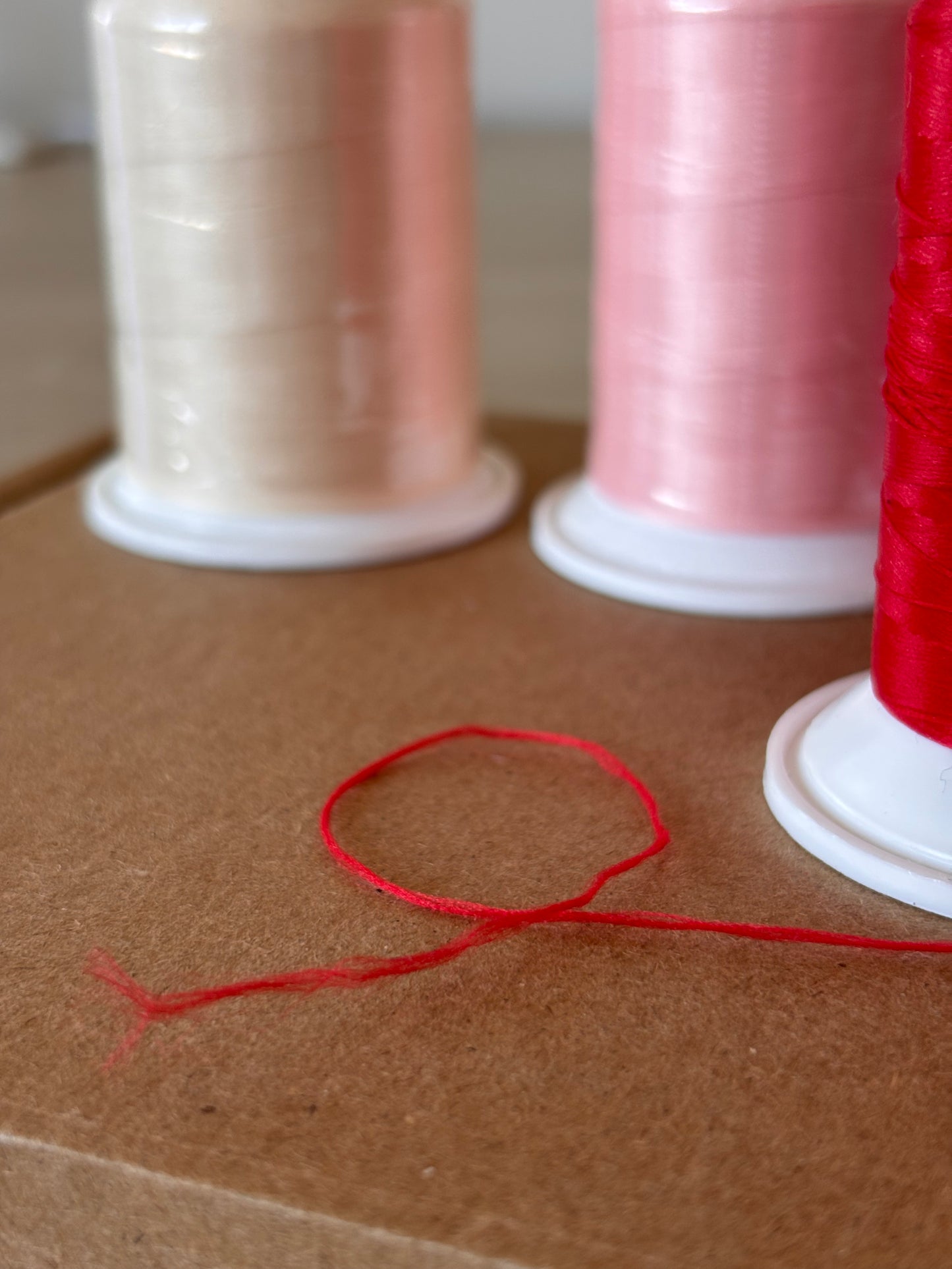 Lot de 4 bobines Gütermann Bulky-Lock 80 - Rose & Rouge