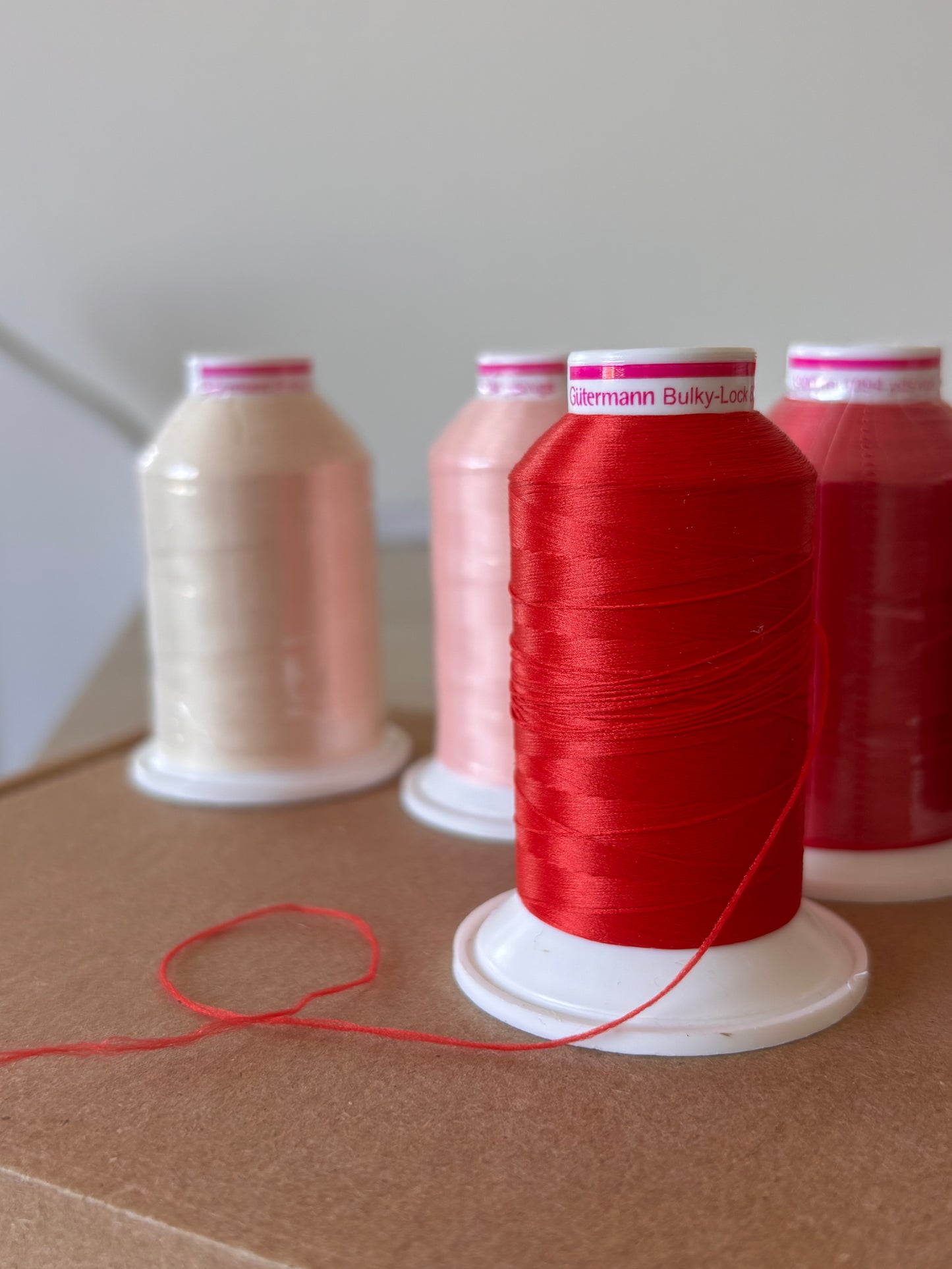 Lot de 4 bobines Gütermann Bulky-Lock 80 - Rose & Rouge